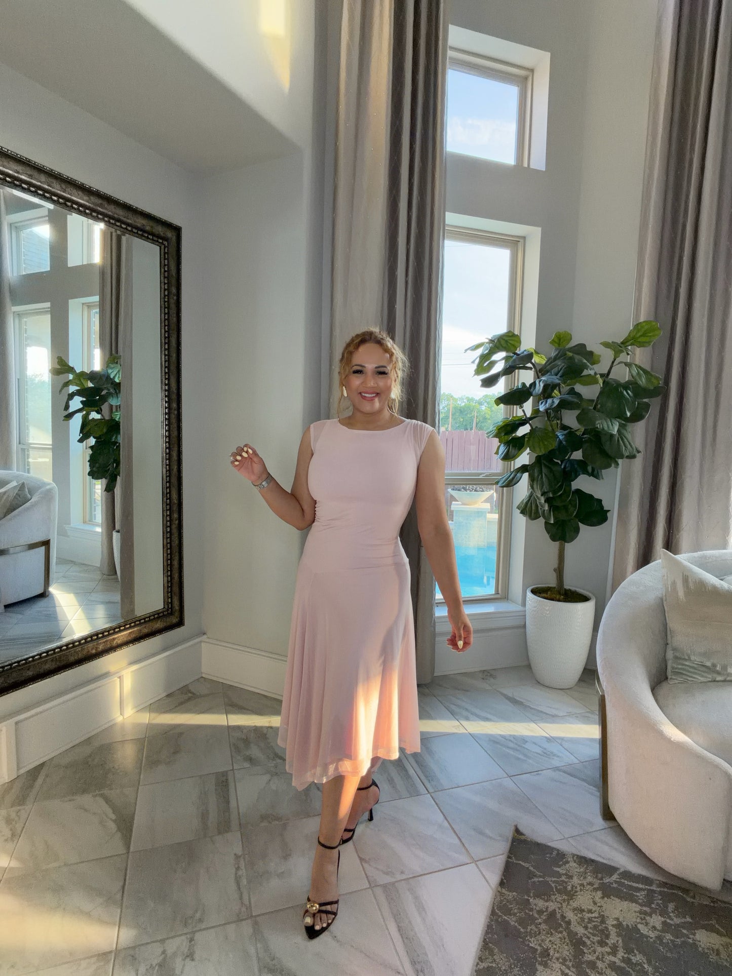 Vestido Midi Rosa Elegante – Corte Fluido