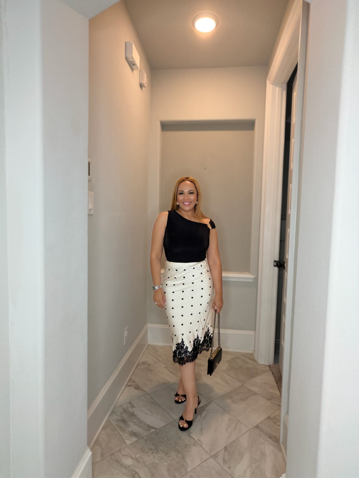 Falda Midi Elegante Polka Dot con Encaje – Blanco & Negro
